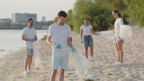 Man Show Beispiel How to Clean Garbage Gruppe von Ökoaktivisten räumt Müll am Strand Junge Leute
