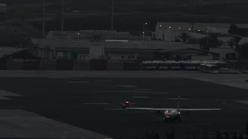 Ein Flugzeug auf dem Rollfeld