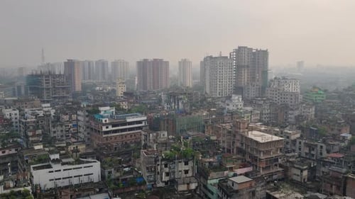 Vue panoramique sur le paysage urbain bondé de Dhaka, au Bangladesh, recouvert d'un épais smog