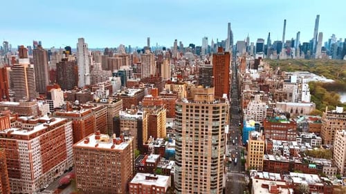 Voe sobre os arranha-céus no cenário de Nova York.