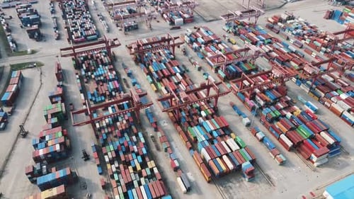 Luftaufnahme einer Gruppe von Schiffscontainern.