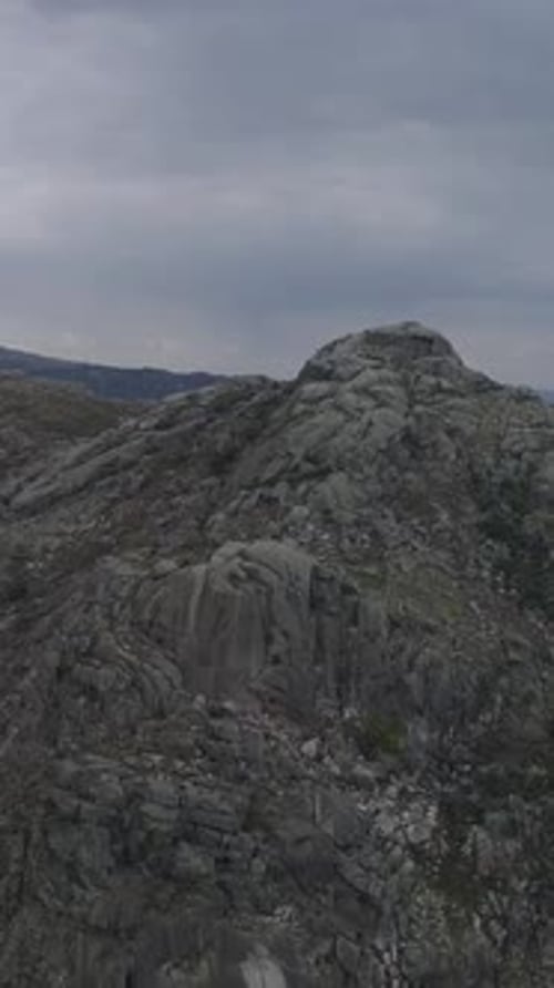 Vertikales Video der Felsformation im Hochgebirge, Luftaufnahme