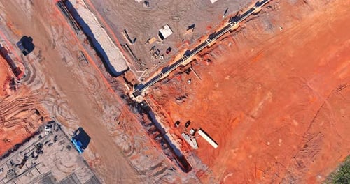 Während des Bauprozesses wird auf der Baustelle viel schweres Gerät eingesetzt