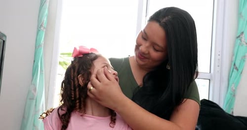 Mutter und Kind kuscheln, authentische Liebe und Zuneigung von Mutter und Tochter