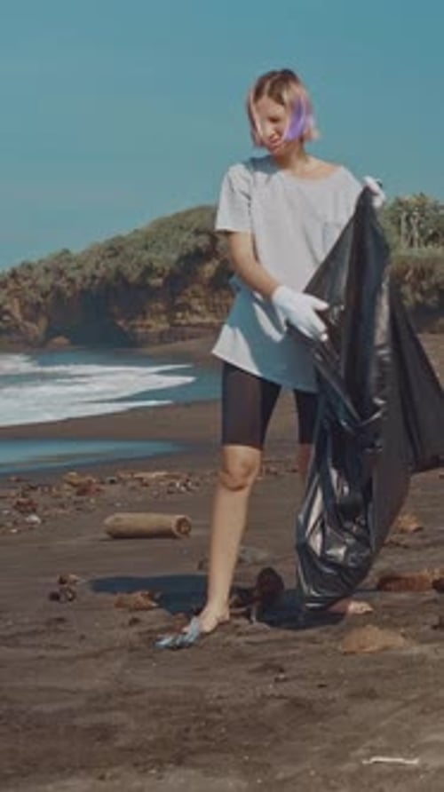 Volunteer Cleans Plastic Pollution From Bali's Beautiful Beaches