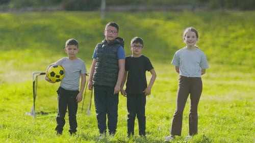 Junge Fußballspieler posieren für ein Gruppenporträt