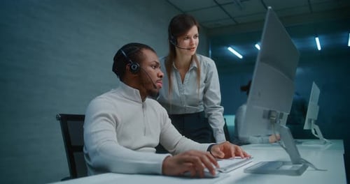 Ein vielfältiges Team von Spezialisten für technischen Support arbeitet nachts im Online-Kundendienst