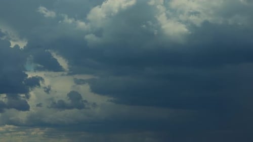 Zeitraffer bei grauem und stürmischem Himmel
