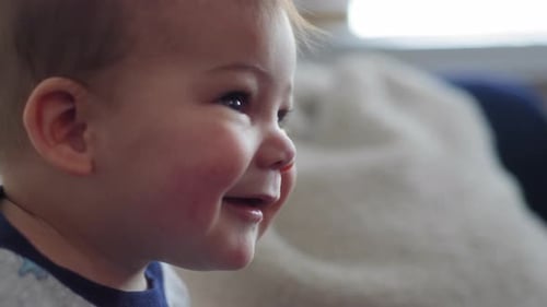 Nahaufnahme des Gesichts eines lächelnden Jungen
