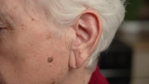 Nahaufnahme älterer Frauen Probleme mit Hörentzündungen Infektionen des Trommelfells aus nächster Nähe Alter Mensch
