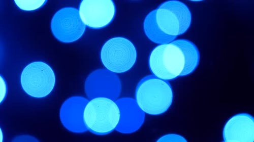 Concepto de Navidad, vacaciones e iluminación: primer plano de una guirnalda eléctrica borrosa con luces azules I...