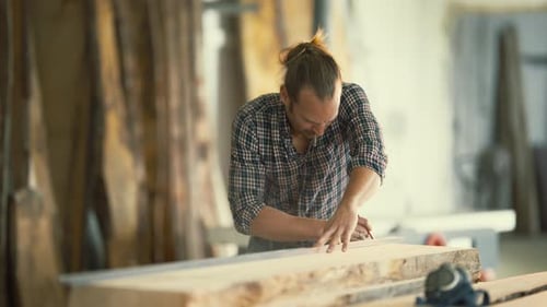 Erfahrener Schreiner markiert ein Holzbrett