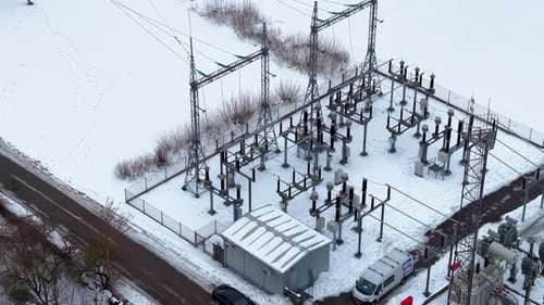 Luftaufnahme des schneebedeckten Umspannwerks im Winter