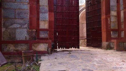 Vue du portail d'entrée de la tombe de Humayun un matin brumeux d'un point de vue unique
