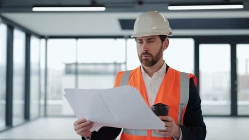 Arquiteto confiante analisa projetos em um escritório moderno