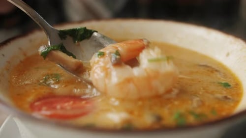 Soupe épicée Tom Yam avec riz aux crevettes, fruits de mer et lait de coco