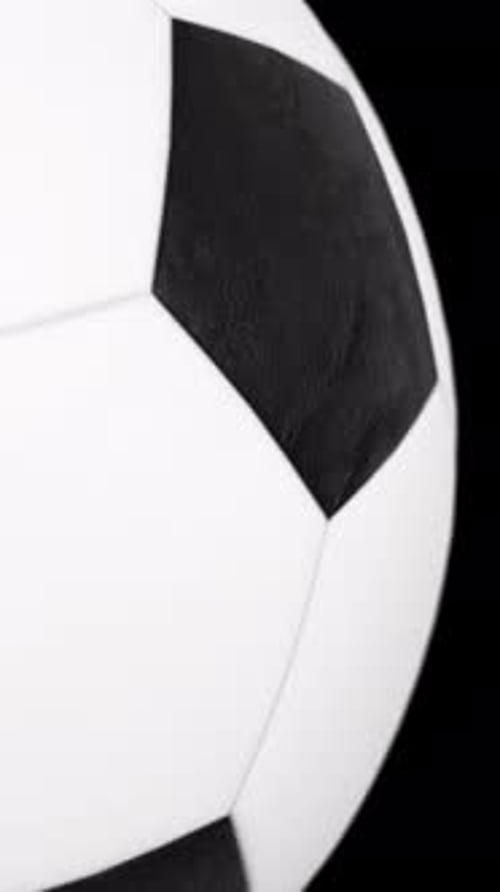 Vertikales Fußball-Konzept-Video mit rotierendem realistischem Fußball auf schwarzem Hintergrund