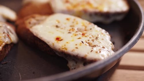 Geröstetes Brot mit geschmolzenem Käse und Gewürzen