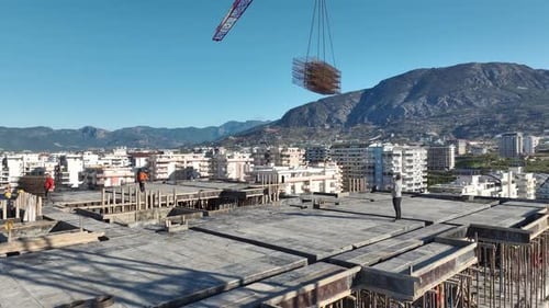 Vídeo aéreo de un edificio inacabado con pisos abiertos