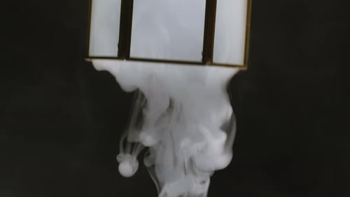 Cone de vidro sobre fundo preto em fumaça, experimento químico, closeup, neblina, fumaça, vapor, textura