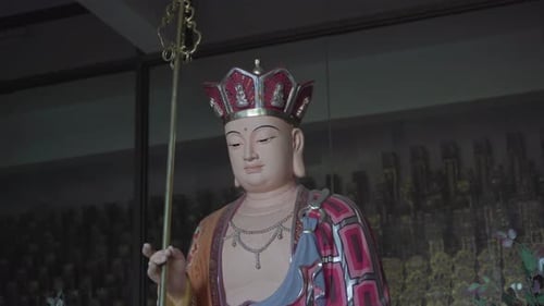 Portrait of Buddist divinity statue in Kek Lok Si temple, circle pan