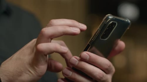 Nahaufnahme Männlicher Hände, Wischen, Mobilbildschirm, Scrolldisplay, Touchscreen, Smartphone nicht erkennbar