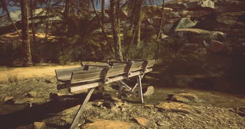 Un vieux bateau en bois repose au bord d'une eau calme entourée d'arbres et de rochers