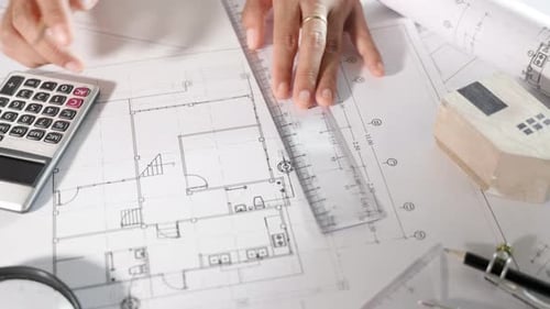 Draufsicht der Architektenzeichnung mit Lineal auf Hausplan-Blaupausenpapier für Reparaturwerkzeuge