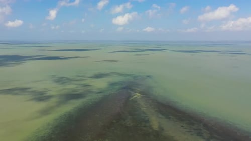 Blaues Meer mit Wellen und Himmel mit Wolken Ozean-Skyline