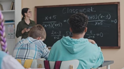 Élèves résolvant une équation mathématique pendant la leçon