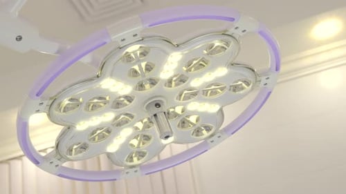 La lampe chirurgicale brille de mille feux