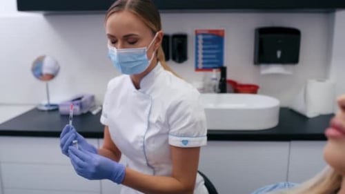 Mujer que se somete a un procedimiento de belleza en un salón de belleza