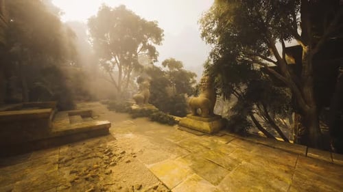 Site patrimonial serein avec des statues altérées et un environnement luxuriant