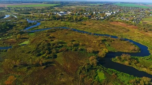 Paysage fluvial aérien. Vue d'en haut. Vue du ciel sur les méandres de
la rivière In