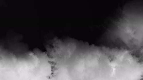 Bewegende Wolken auf schwarzem Hintergrund: Ziehen Sie sie per Drag-and-Drop auf Ihre Timeline, um einen Rauch- oder Wolkeneffekt darauf anzuwenden