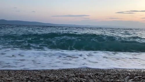 Meereswellen krachen an der Küste Wellen plätschern am Kiesstrand Das Konzept des Sommerurlaubs