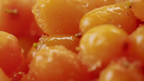 Gesunde Sanddornbeeren für Teegetränk Gefrorene reife Beeren im Glasgefäß und Zweigen mit