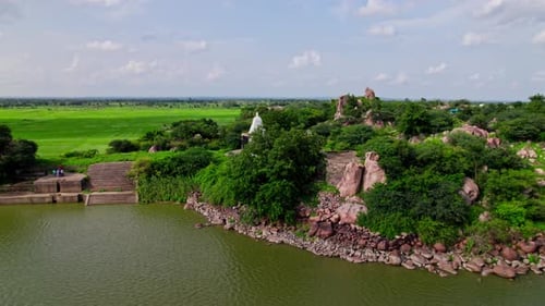 vegetação, lago, com campos de cultivo, terras, colina de granito e templo Thumbureshwara em yelupu Gonda, Sura