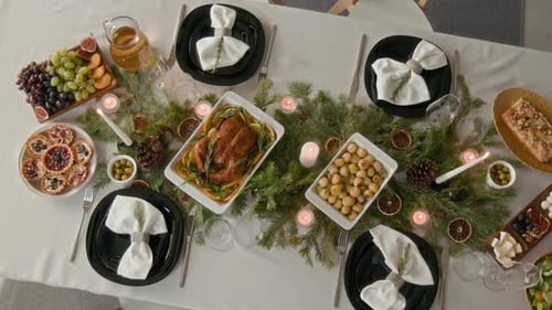 Ensemble de table de Noël pour la fête de Noël avec assiettes noires et serviettes blanches