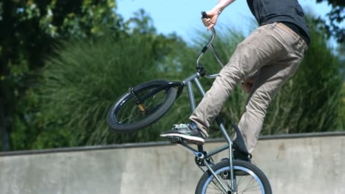 Ciclista de BMX haciendo un 360 Air,