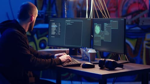 Un hacker écoute de la musique tout en se cachant dans un bunker souterrain et codant