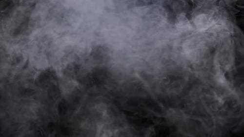 Rauch- oder Dampfwolken auf schwarzem Hintergrund in Zeitlupe