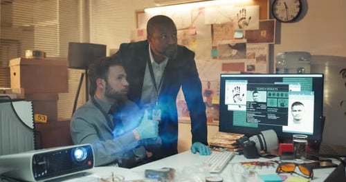 Policier, enquêteur et équipe avec discussion au bureau, projet et recherche d'un réseau criminel