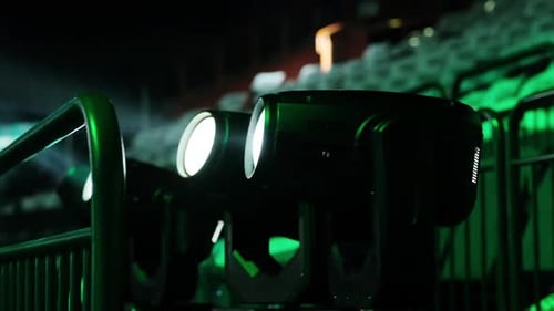 De puissants projecteurs illuminent la scène d'une lumière blanche éclatante