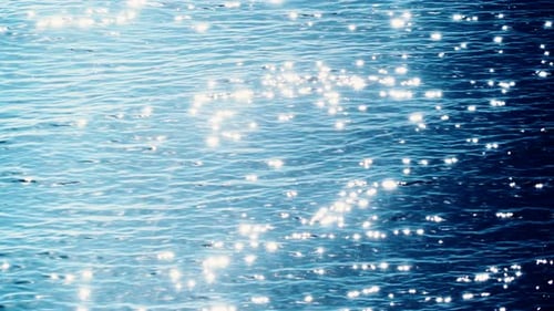 Soleil scintillant sur l'eau bleue