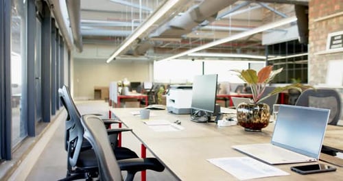 Espacio de oficina moderno con elegantes escritorios y decoración contemporánea