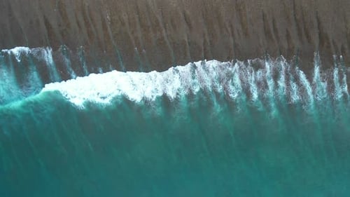 Wellen auf Bali - Indonesien.