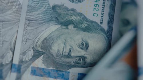 Einhundert US-Dollar-Banknoten zählen