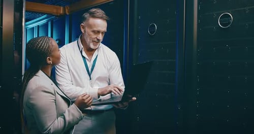 Pessoas, trabalho em equipe e computador na sala de servidores para soluções de computação em nuvem, engenharia e hardware
