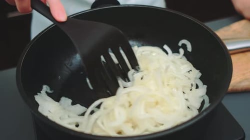 Freír la cebolla en una sartén honda